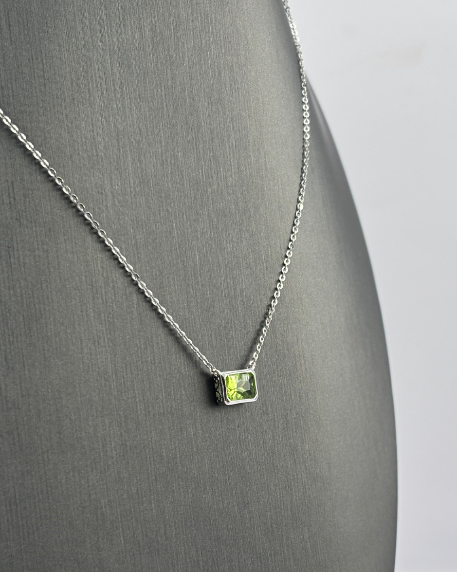 Set de Joyería con Peridoto Natural Corte Esmeralda en Oro Blanco 14K (Aretes, Dije y Collar)