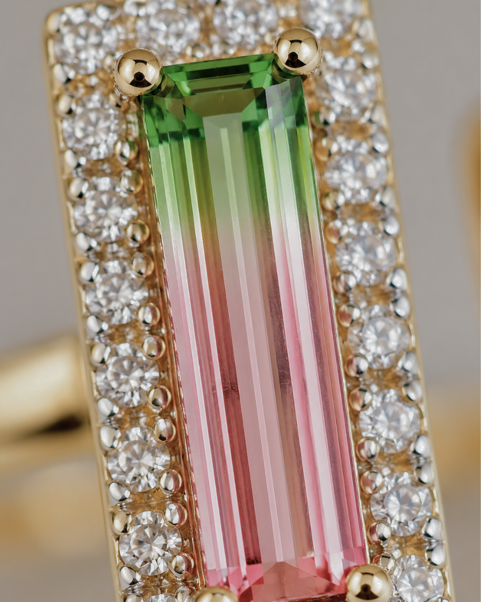 Anillo con Turmalina Sandía Bicolor Rosa y Verde en Oro Amarillo 14K