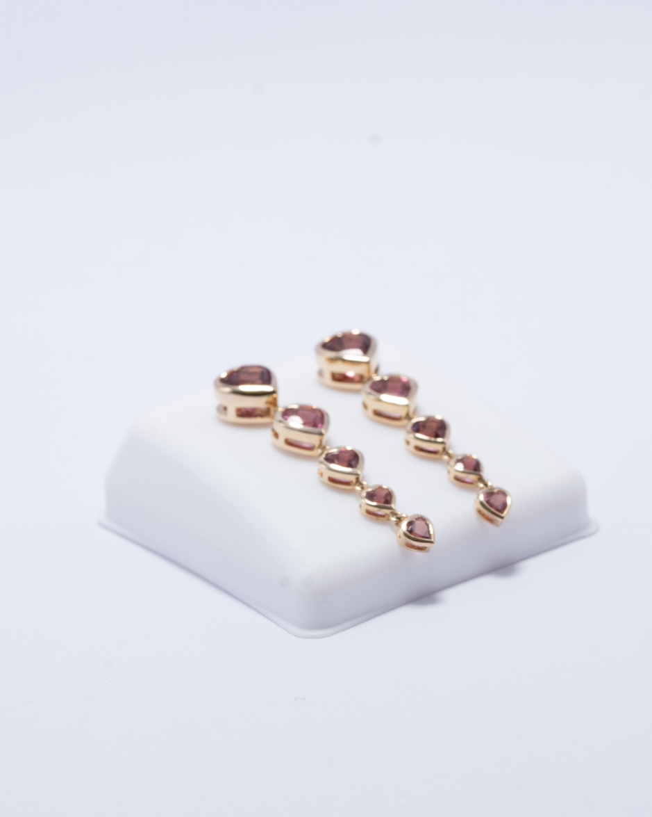 Onore aretes largos de turmalina rosa natural en forma de corazón oro amarillo 14K estilo contemporáneo