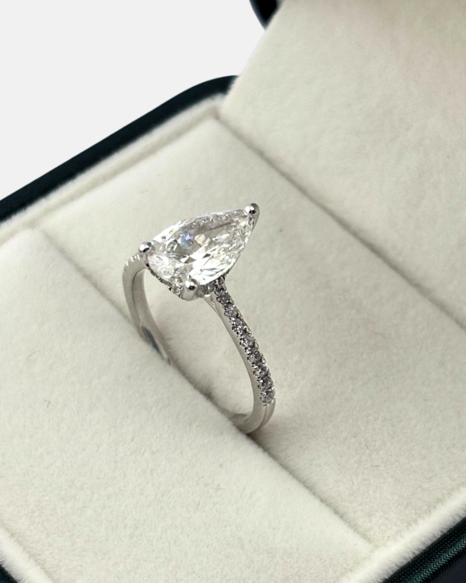 Anillo de Compromiso Diamante Lab Pera 2.25 CT Oro 14K