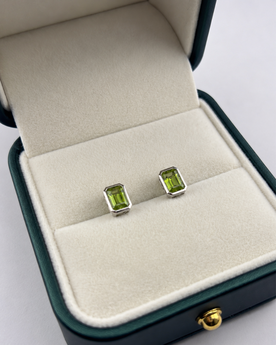 Set de Joyería con Peridoto Natural Corte Esmeralda en Oro Blanco 14K (Aretes, Dije y Collar)