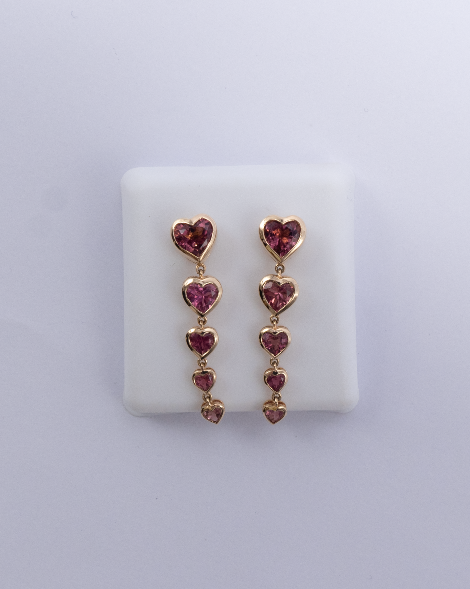 Onore aretes largos de turmalina rosa natural en forma de corazón oro amarillo 14K estilo contemporáneo