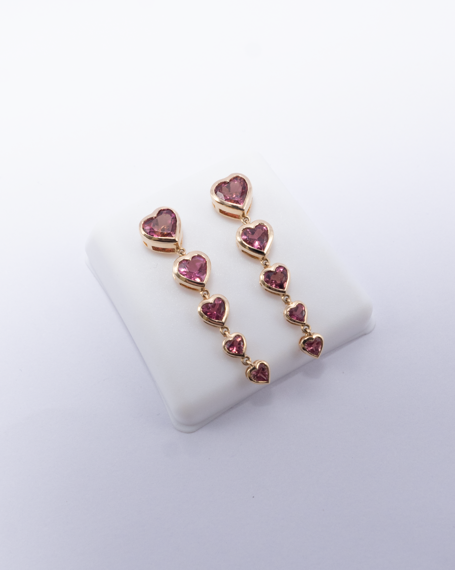 Onore aretes largos de turmalina rosa natural en forma de corazón oro amarillo 14K estilo contemporáneo