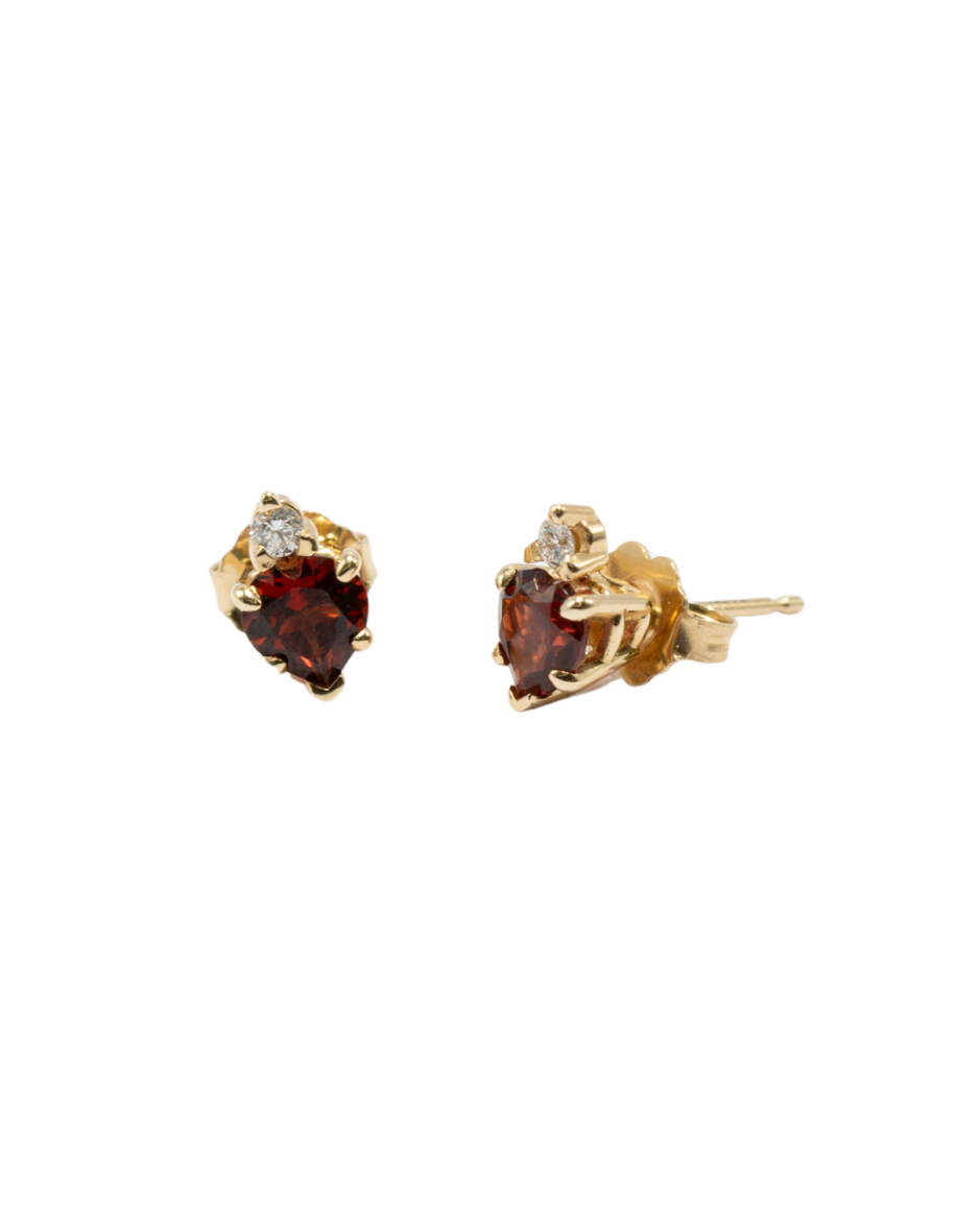 Onore aretes granate natural de Mozambique en forma de corazón con diamantes y oro amarillo 14K
