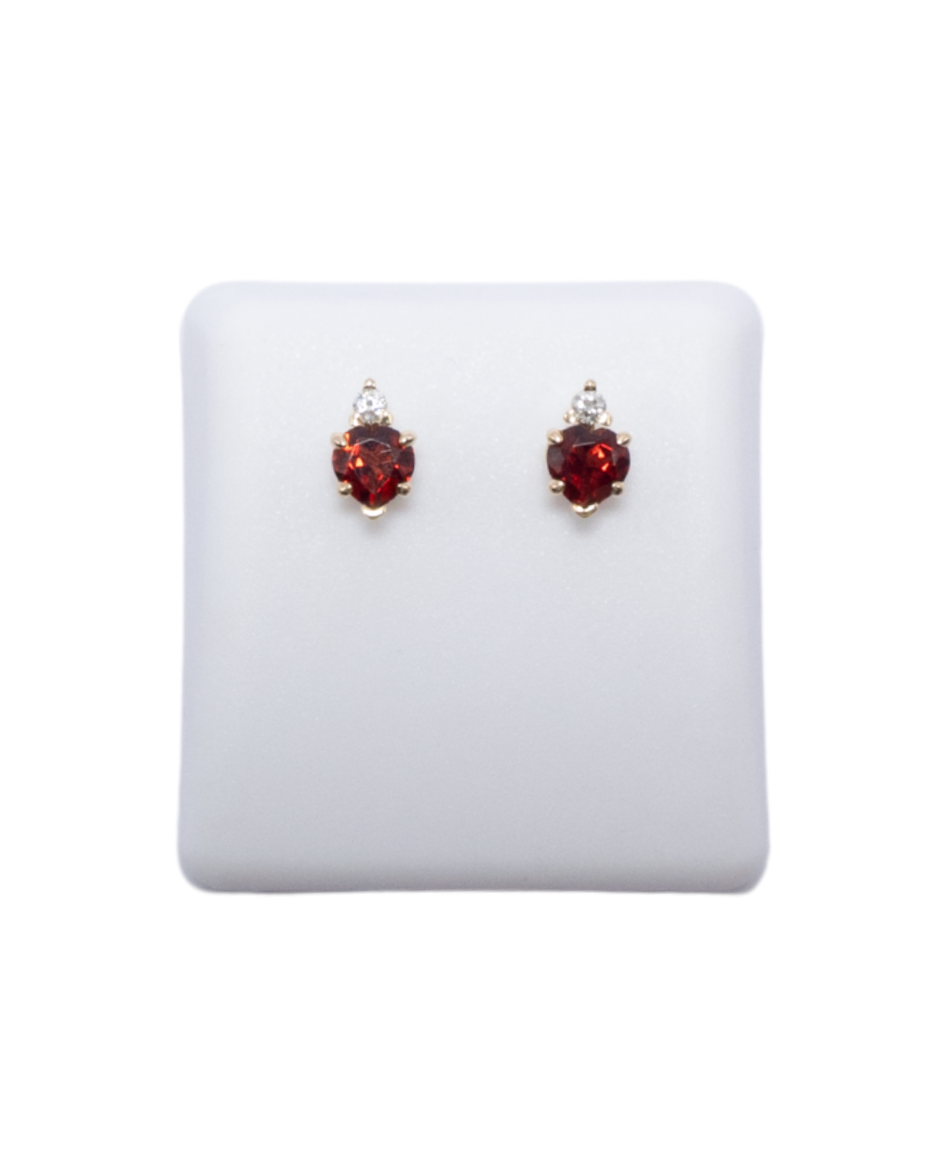 Onore aretes granate natural de Mozambique en forma de corazón con diamantes y oro amarillo 14K
